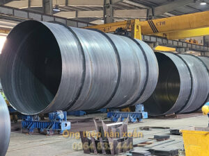 Gia công ống thép hàn xoắn đường kính lớn tại nhà máy