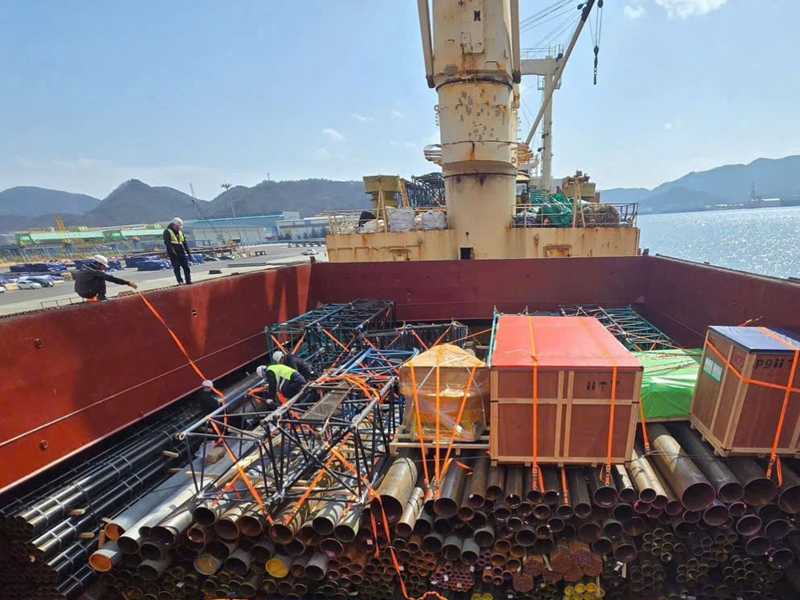 Ống thép nhập khẩu được xếp lên tàu